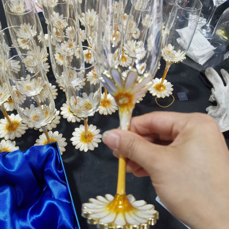 Európai stílusú borospohár zománc motívummal, ólommentes kristály, virágos mintázat, könnyű lux stílus, testreszabás elérhető