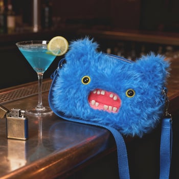 Geantă crossbody din pluș Fuggler — Monstru drăguț cu dinți, Design desen animat, pluș scurt, Material: poliester, Umplutură: PP bumbac, 14+