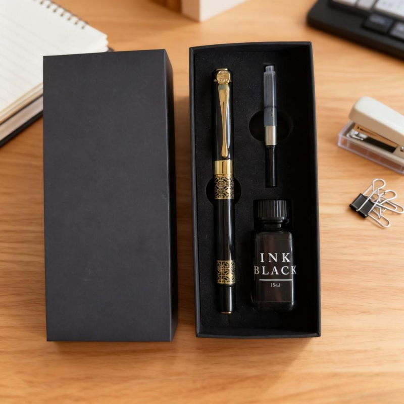 Stilou Peso 988 – corp metalic, vârf auriu, sistem de absorbție a cernelei, gravură laser, cutie cadou