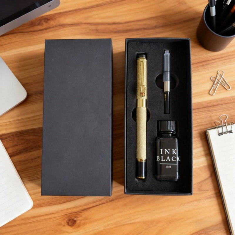 Stilou Peso 988 – corp metalic, vârf auriu, sistem de absorbție a cernelei, gravură laser, cutie cadou