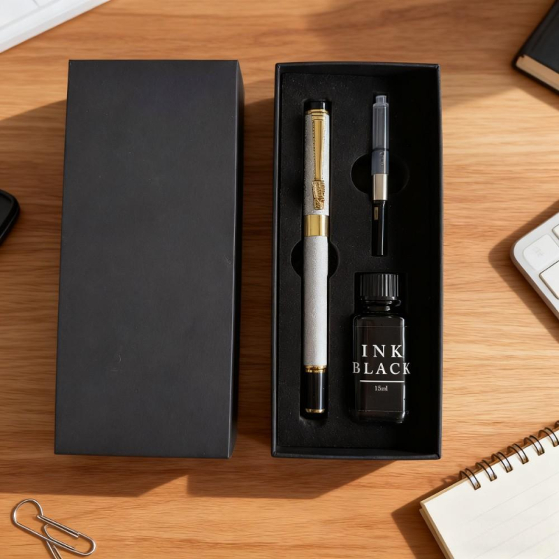 Stilou Peso 988 – corp metalic, vârf auriu, sistem de absorbție a cernelei, gravură laser, cutie cadou