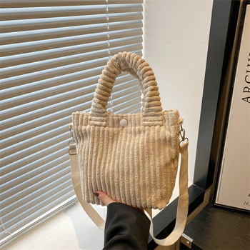 Geantă bucket din corduroy, formă ortizontală pătrată, închidere cu snap, buzunar intern pentru telefon, căptușeală poliester-pânză, bretele duble