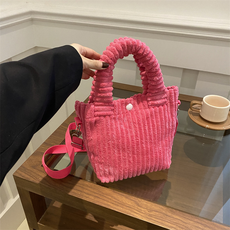 Geantă bucket din corduroy, formă ortizontală pătrată, închidere cu snap, buzunar intern pentru telefon, căptușeală poliester-pânză, bretele duble