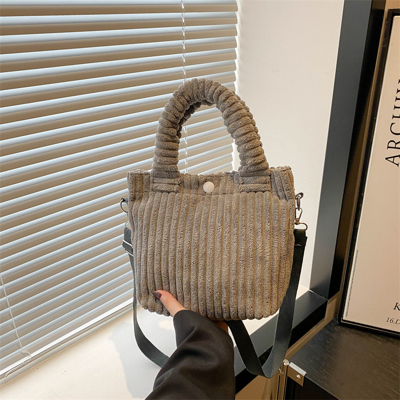 Geantă bucket din corduroy, formă ortizontală pătrată, închidere cu snap, buzunar intern pentru telefon, căptușeală poliester-pânză, bretele duble