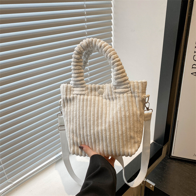 Geantă bucket din corduroy, formă ortizontală pătrată, închidere cu snap, buzunar intern pentru telefon, căptușeală poliester-pânză, bretele duble