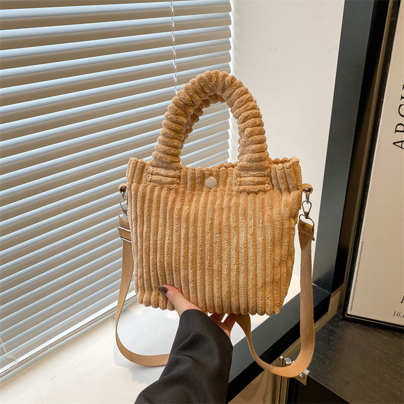 Geantă bucket din corduroy, formă ortizontală pătrată, închidere cu snap, buzunar intern pentru telefon, căptușeală poliester-pânză, bretele duble