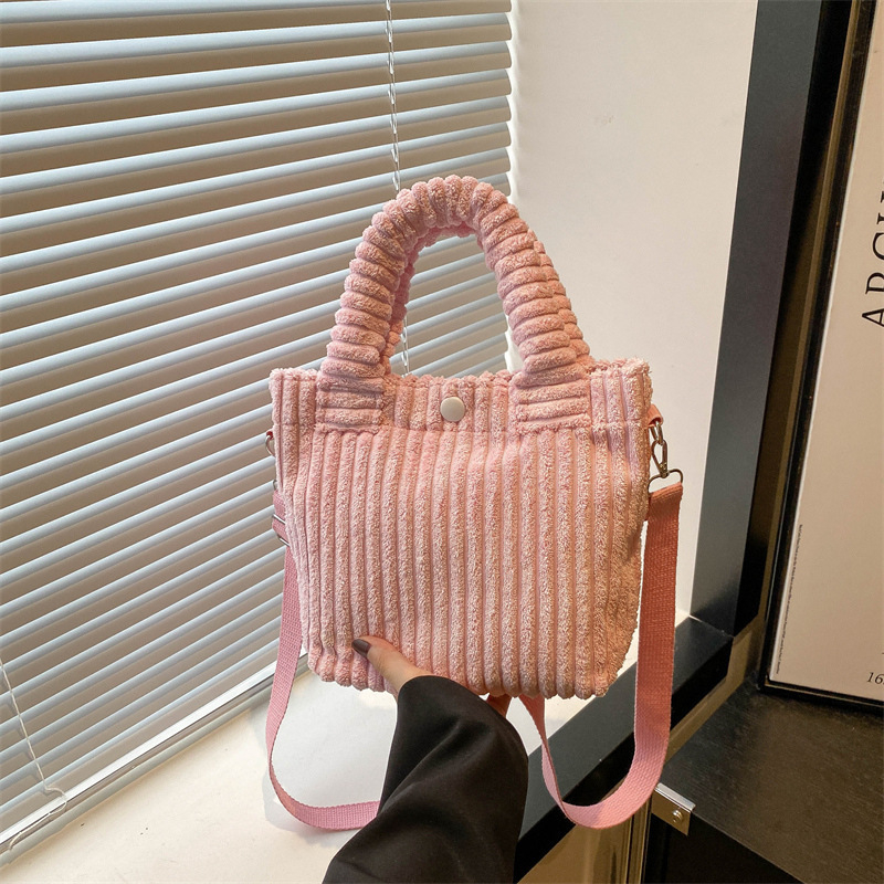 Geantă bucket din corduroy, formă ortizontală pătrată, închidere cu snap, buzunar intern pentru telefon, căptușeală poliester-pânză, bretele duble