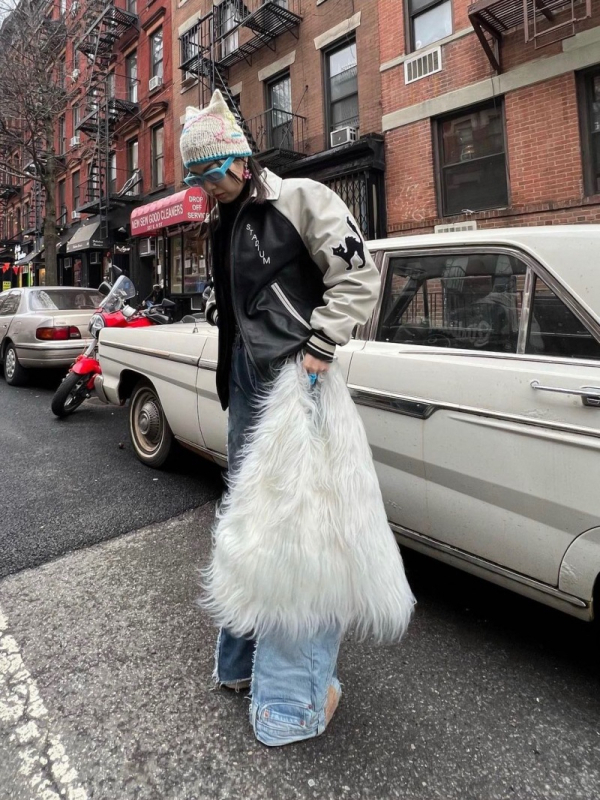 Pliš Tote torba s trokutnim oblikom, magnetsko zatvaranje, poliester podstava, unutarnja ID džep