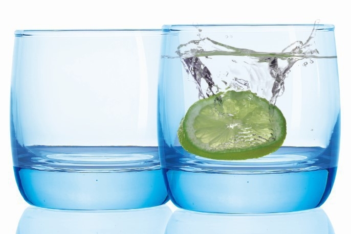 Staklena čaša za viski s tiskanim logom, moderan minimalistički stil, pakiranje u šarenoj kutiji