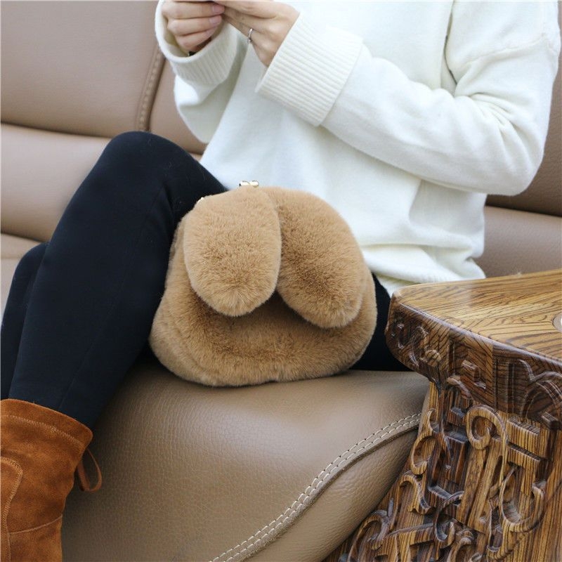 Geantă din blană de iepure artificială, cu urechi de iepure, formă ovală, închidere cu clips, căptușeală din piele sintetică, buzunar pentru telefon