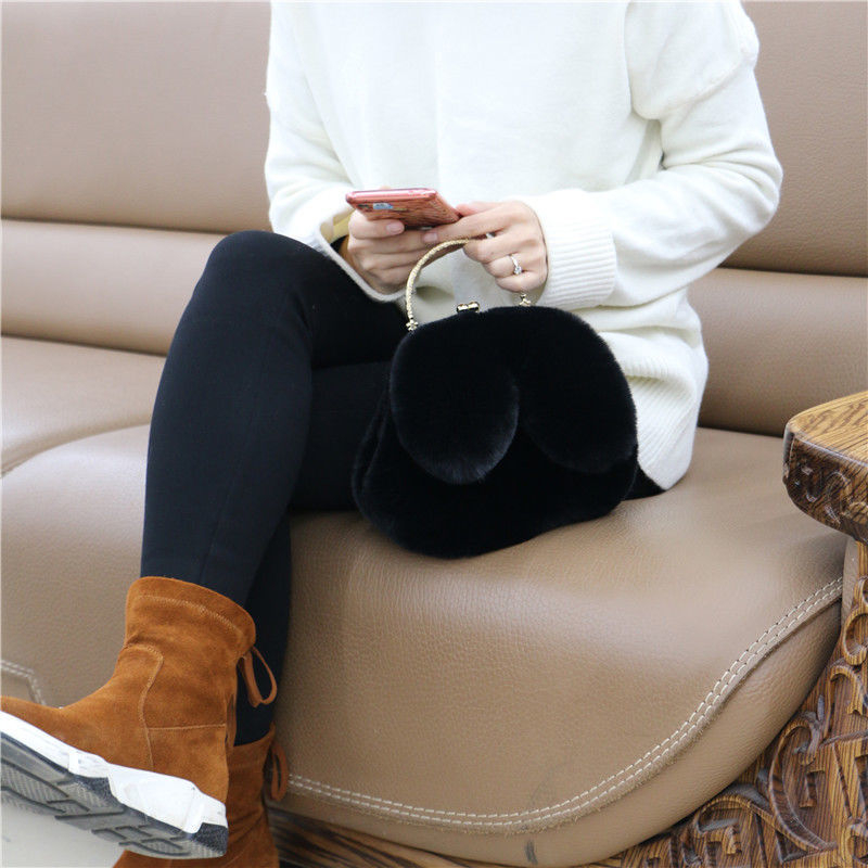 Geantă din blană de iepure artificială, cu urechi de iepure, formă ovală, închidere cu clips, căptușeală din piele sintetică, buzunar pentru telefon