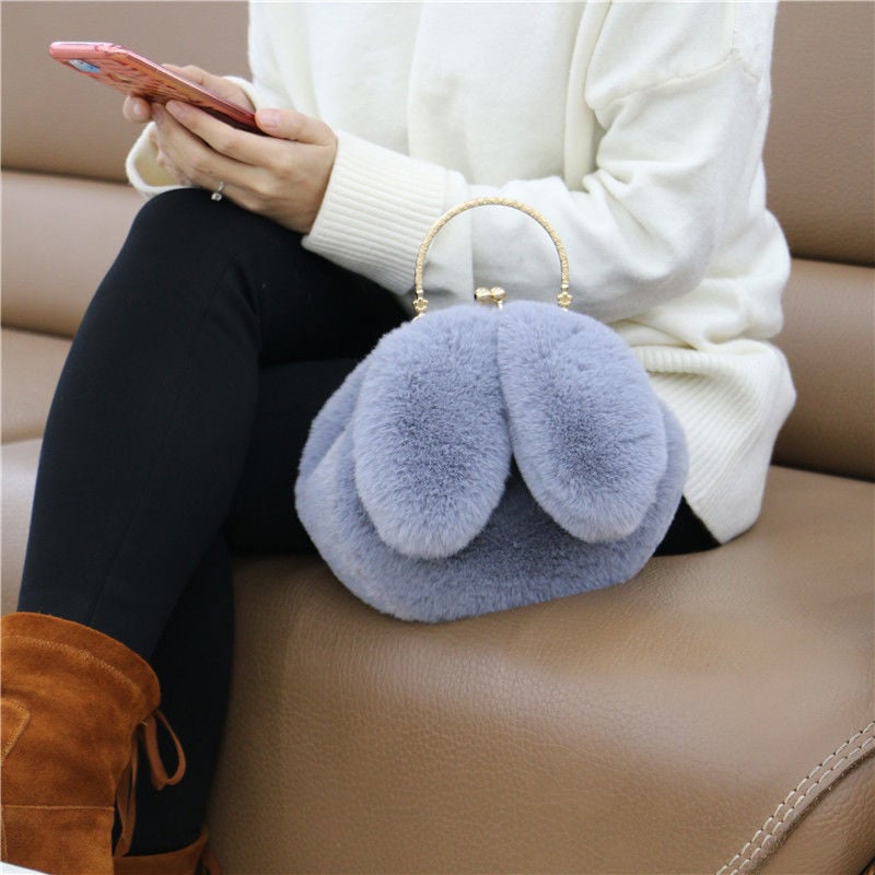 Geantă din blană de iepure artificială, cu urechi de iepure, formă ovală, închidere cu clips, căptușeală din piele sintetică, buzunar pentru telefon