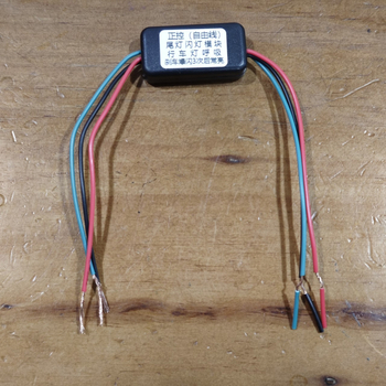 Modul de control al luminii de STOP pentru motocicletă electrică – LED spate 12V, efect de respirație, funcție de flash la frână (Specificații: Tensiune 12V; LED spate; Efect respirație; Flash la frână)