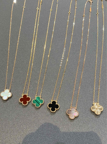 Colier argintiu placat electroplacare, pandantiv din sidef, în formă de frunză și U, lanț obișnuit