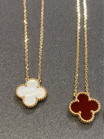 Colier argintiu placat electroplacare, pandantiv din sidef, în formă de frunză și U, lanț obișnuit