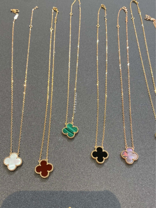 Colier argintiu placat electroplacare, pandantiv din sidef, în formă de frunză și U, lanț obișnuit