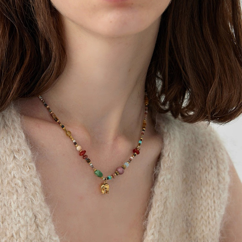 Colier cu pandantiv elefant din alamă, lucrat manual, materiale mixte, lanț clavicle, lansare vară 2025