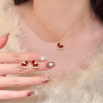 Colier cu pandantiv în formă de U; Material: Copper Zirconia; Material pandantiv: Copper Inlaid Zirconia; Lanț: Regular Chain; Lansare: Iarna 2025