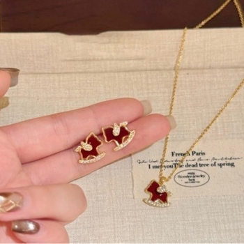 Colier cu pandantiv în formă de U; Material: Copper Zirconia; Material pandantiv: Copper Inlaid Zirconia; Lanț: Regular Chain; Lansare: Iarna 2025