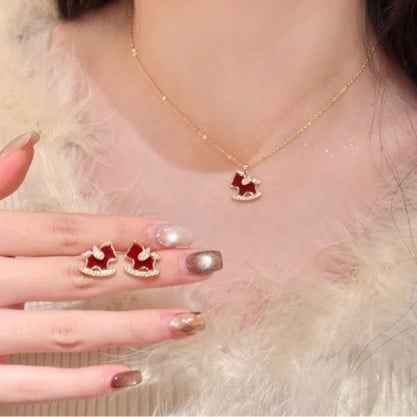 Colier cu pandantiv în formă de U; Material: Copper Zirconia; Material pandantiv: Copper Inlaid Zirconia; Lanț: Regular Chain; Lansare: Iarna 2025