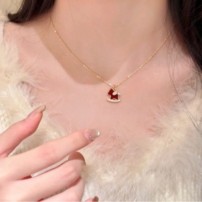 Colier cu pandantiv în formă de U; Material: Copper Zirconia; Material pandantiv: Copper Inlaid Zirconia; Lanț: Regular Chain; Lansare: Iarna 2025