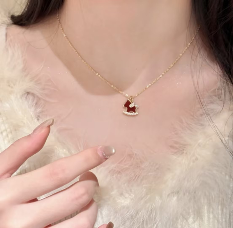 Colier cu pandantiv în formă de U; Material: Copper Zirconia; Material pandantiv: Copper Inlaid Zirconia; Lanț: Regular Chain; Lansare: Iarna 2025