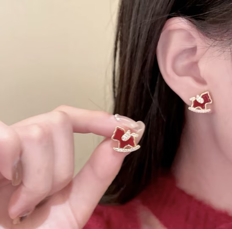 Colier cu pandantiv în formă de U; Material: Copper Zirconia; Material pandantiv: Copper Inlaid Zirconia; Lanț: Regular Chain; Lansare: Iarna 2025