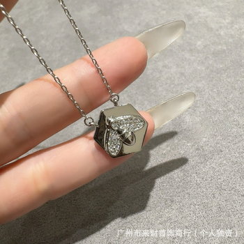 Colier cu pandantiv insignă de albină, din cupru, placare electro, lanț clavicular, pandantiv din aliaj, stil lux lejer