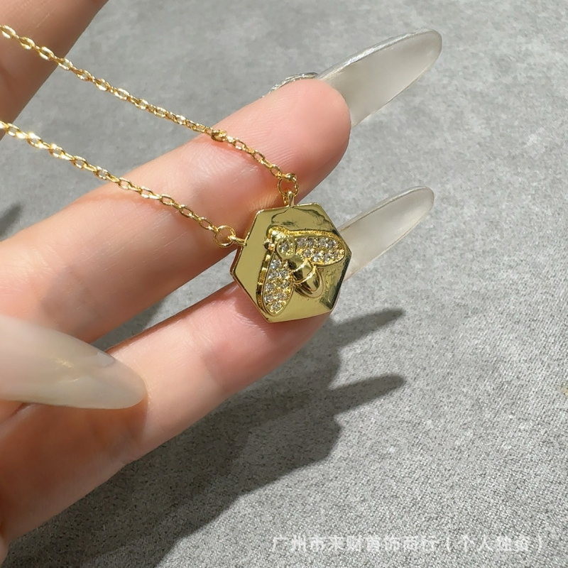 Colier cu pandantiv insignă de albină, din cupru, placare electro, lanț clavicular, pandantiv din aliaj, stil lux lejer