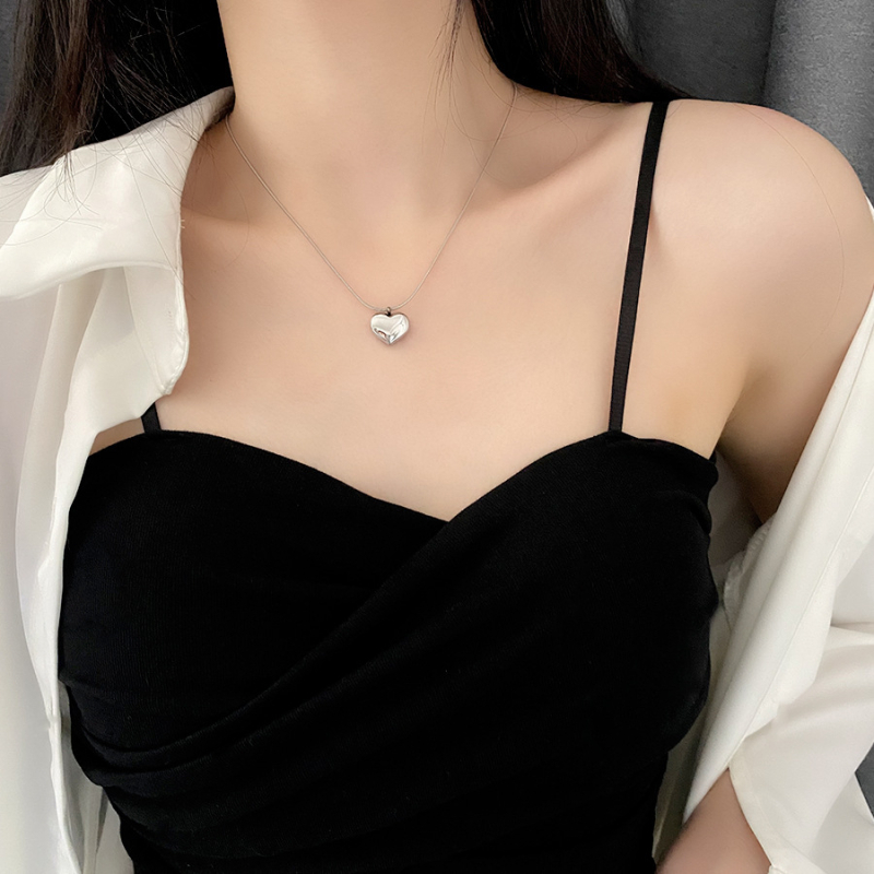 Geometriai dizájnnal titánacél nyaklánc kígyócsont lánccal és titánból készült medállal, könnyed luxus stílusban