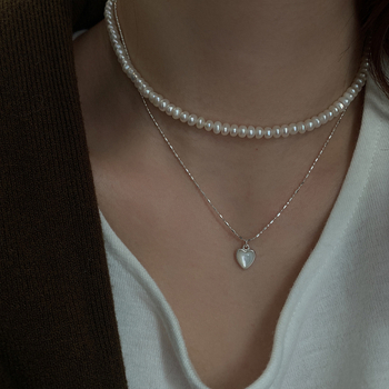 Colier cu pandantiv inimă din scoică – design simplu, accesoriu versatil de modă