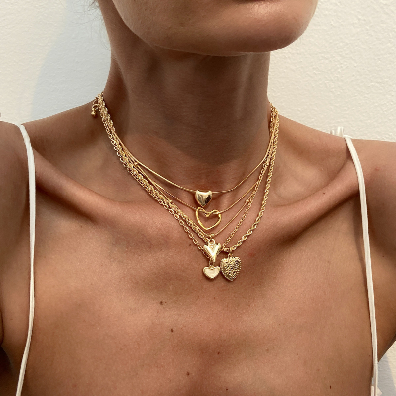 Ženski višeslojni lančić s privjeskom srca i geometrije, lanac ključne kosti, metalni uvijani lanac, elektroplatiranje (Material: iron chain + alloy; Process: electroplating; Chain: clavicle; Pendant: alloy; Layering: multi-layered)