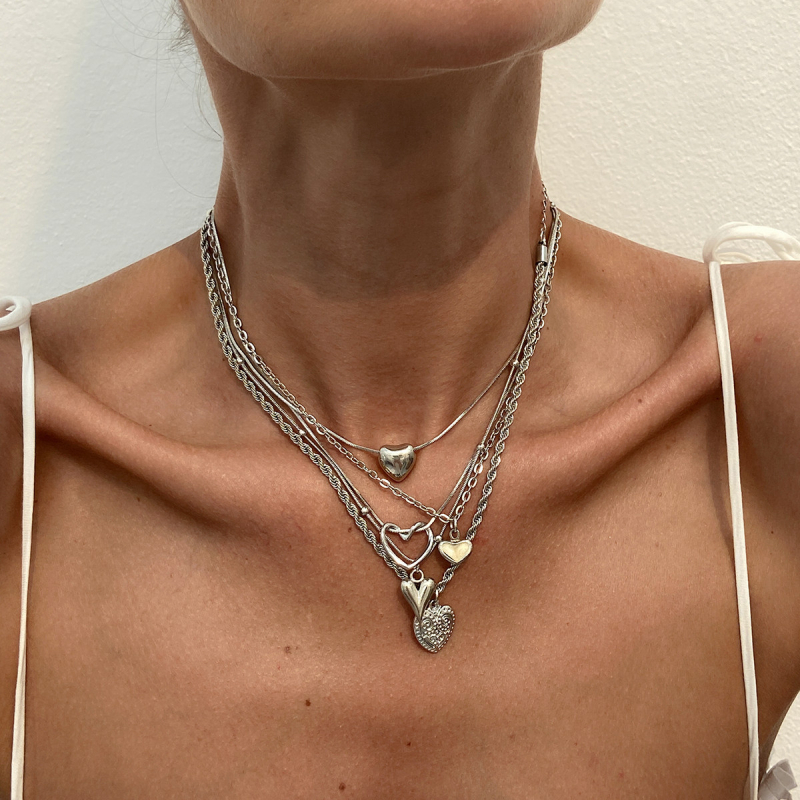 Ženski višeslojni lančić s privjeskom srca i geometrije, lanac ključne kosti, metalni uvijani lanac, elektroplatiranje (Material: iron chain + alloy; Process: electroplating; Chain: clavicle; Pendant: alloy; Layering: multi-layered)