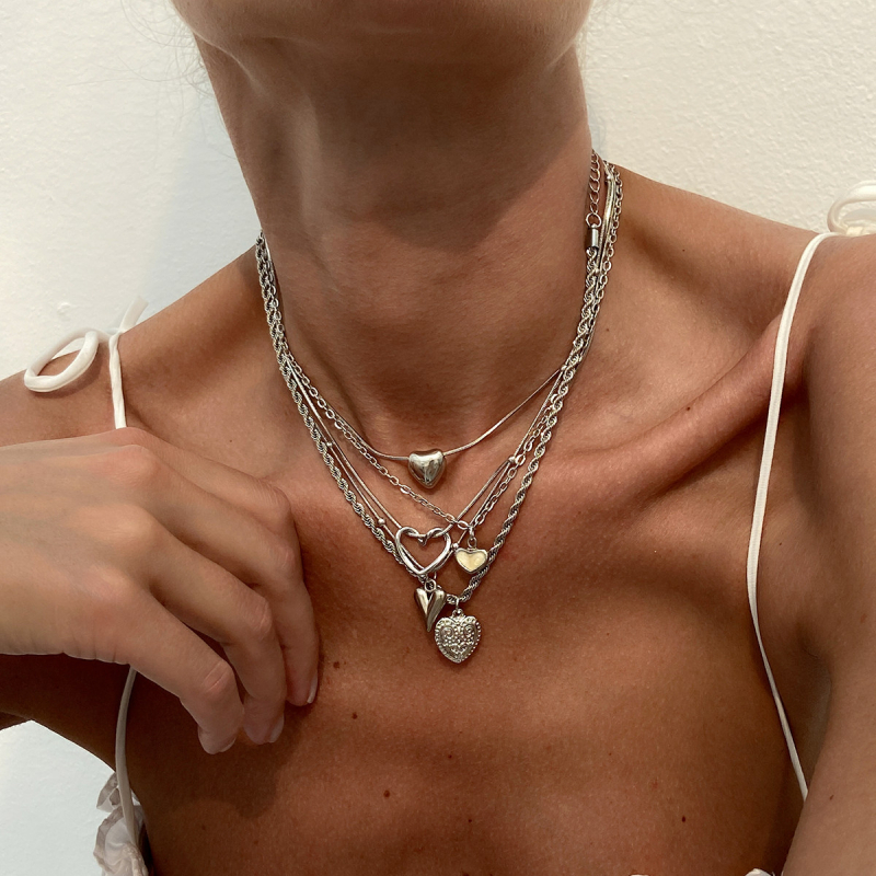 Ženski višeslojni lančić s privjeskom srca i geometrije, lanac ključne kosti, metalni uvijani lanac, elektroplatiranje (Material: iron chain + alloy; Process: electroplating; Chain: clavicle; Pendant: alloy; Layering: multi-layered)