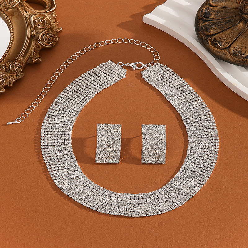 Set od dva dijela: ogrlica i naušnice, srebreni premaz, rhinestone privjesak, geometrijski oblik, opseg 41–50 cm, etno retro stil