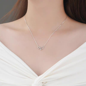 Lančić od srebra 999 sa geometrijskom mašnicom kao privjeskom na križnom lancu