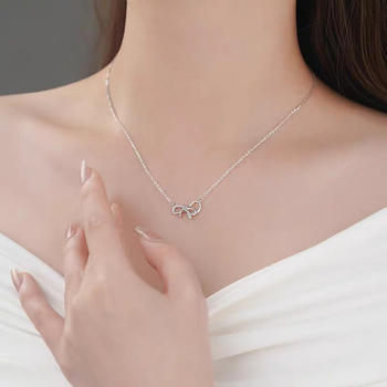 Lančić od srebra 999 sa geometrijskom mašnicom kao privjeskom na križnom lancu