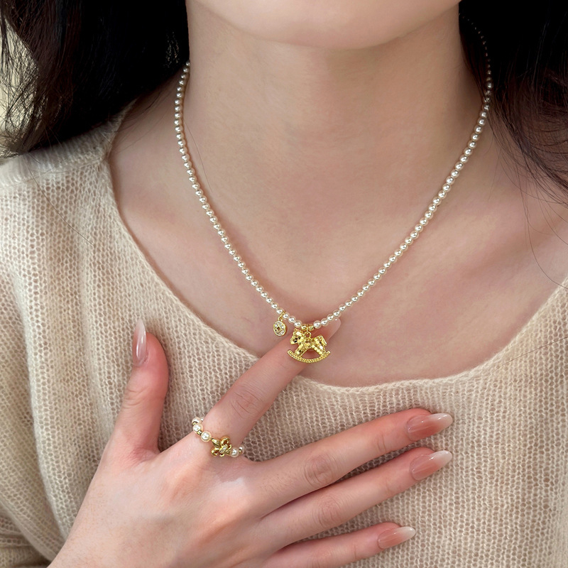 Ogrlica s privjeskom novčića u obliku ponija i perlacnom niti, bakar premazan 18k zlatom, Shijia biseri, unisex, Xiaoxiangfeng stil