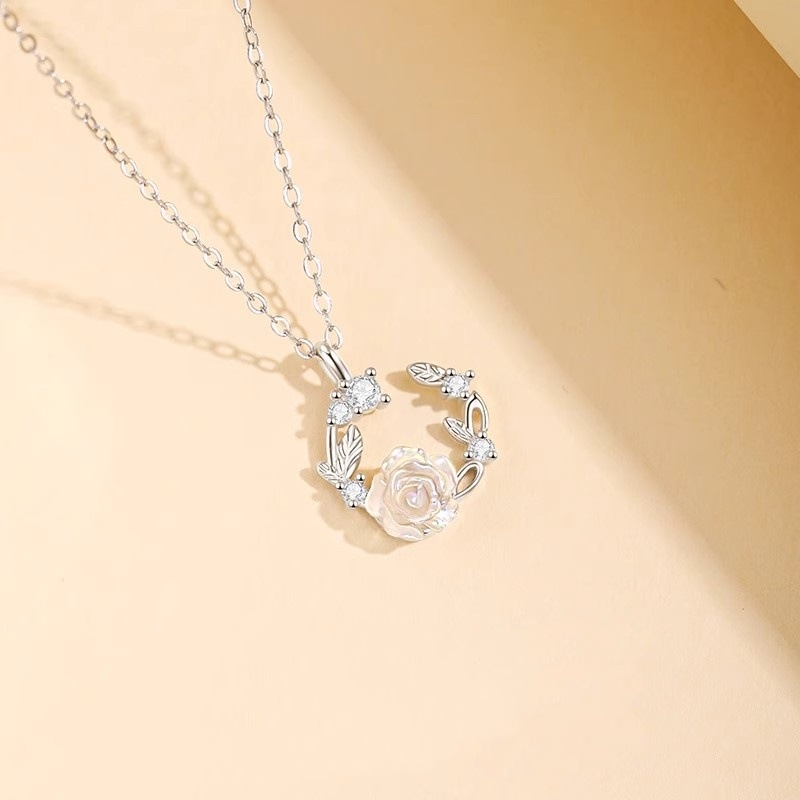 Ogrlica s bakrenim geometrijskim privjeskom na križnoj lanči, elektroplating, jesensko izdanje 2025, lagani luksuz