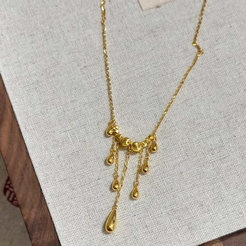 Ogrlica s mačjim okom, resice i kapljica u obliku suze, križni lanac, lagani luksuz