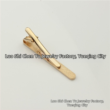 Chen Yu meďná spona na kravatu s geometrickým dizajnom a detailom kvetu na límci