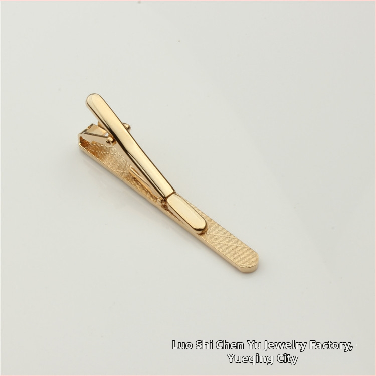 Chen Yu meďná spona na kravatu s geometrickým dizajnom a detailom kvetu na límci