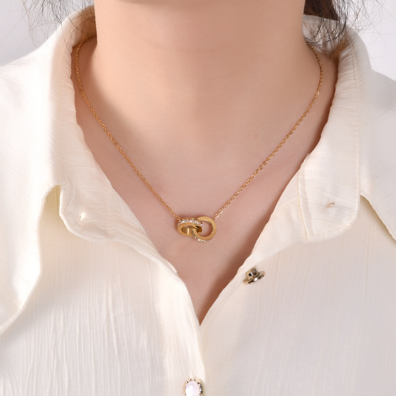 Pandantiv din oțel inoxidabil, inel dublu — stil minimalist, cu zirconiu încrustat, lanț încrucișat