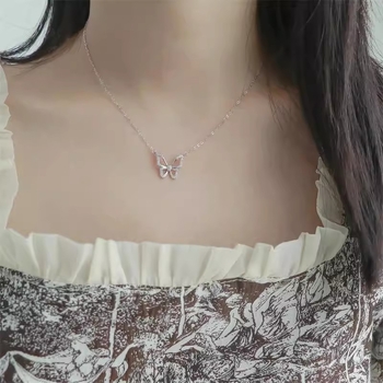 Ogrlica od titan čelika s privjeskom u obliku mašne, bakrena mikroprevlaka, podesiva duljina 41–50 cm