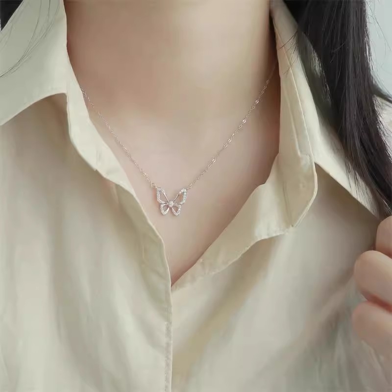 Ogrlica od titan čelika s privjeskom u obliku mašne, bakrena mikroprevlaka, podesiva duljina 41–50 cm