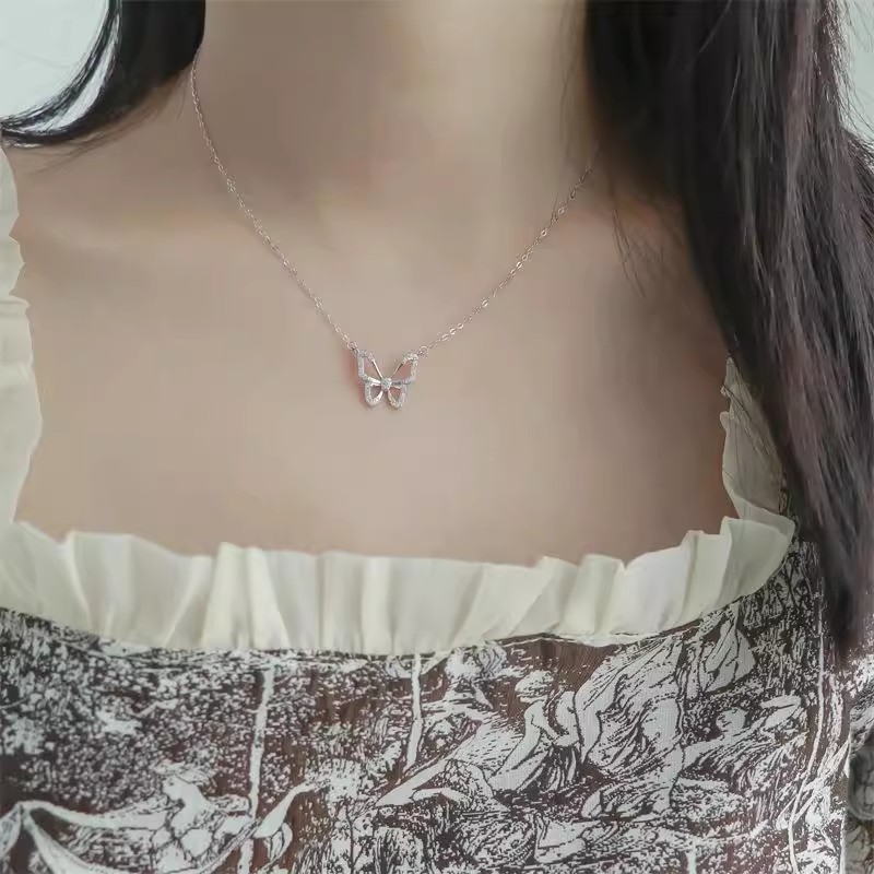 Ogrlica od titan čelika s privjeskom u obliku mašne, bakrena mikroprevlaka, podesiva duljina 41–50 cm