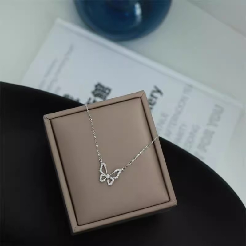 Ogrlica od titan čelika s privjeskom u obliku mašne, bakrena mikroprevlaka, podesiva duljina 41–50 cm