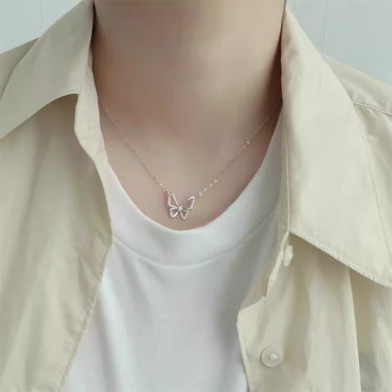 Ogrlica od titan čelika s privjeskom u obliku mašne, bakrena mikroprevlaka, podesiva duljina 41–50 cm