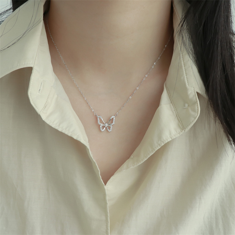 Ogrlica od titan čelika s privjeskom u obliku mašne, bakrena mikroprevlaka, podesiva duljina 41–50 cm