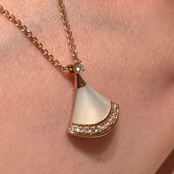 Ogrlica od legure, modni stil, gradski svakodnevni stil, proljeće 2025